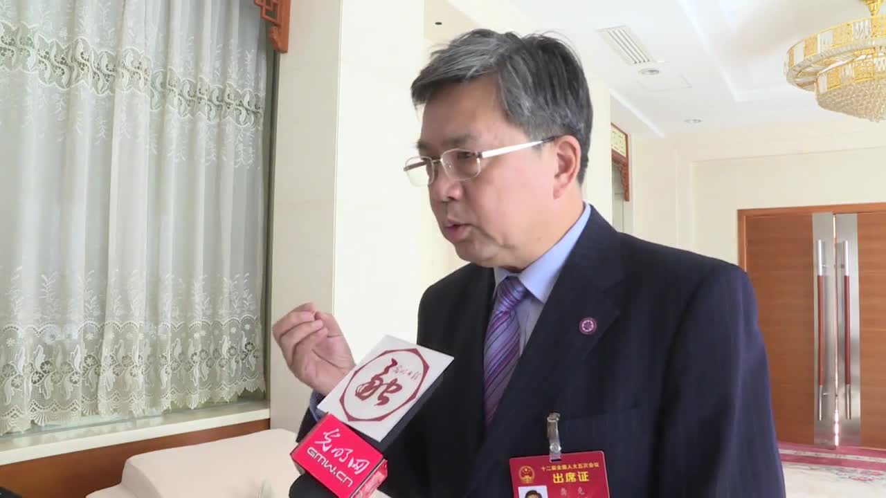 龚克代表：大学生创业不能代替学业