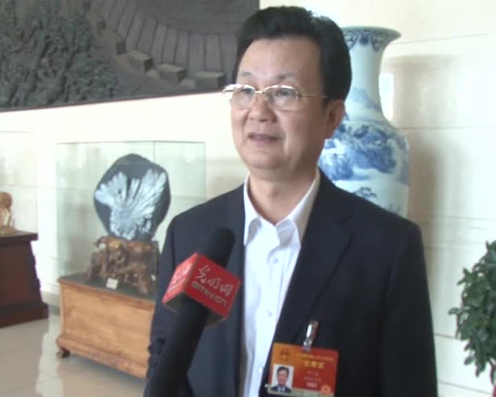 邓三龙代表：治理环境要与植树造林挂钩