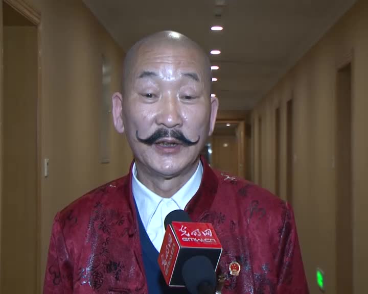 鲁胡子代表：用产业发展带动脱贫致富