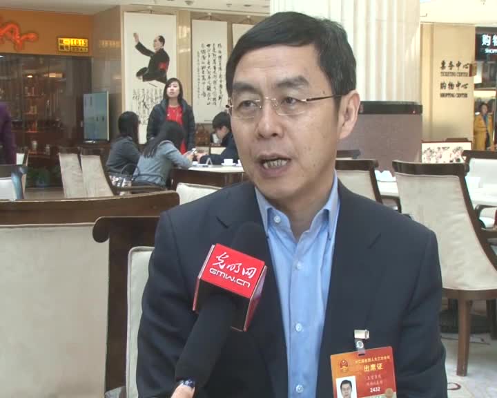 上官吉庆代表：应继续加大西部地区基础设施建设