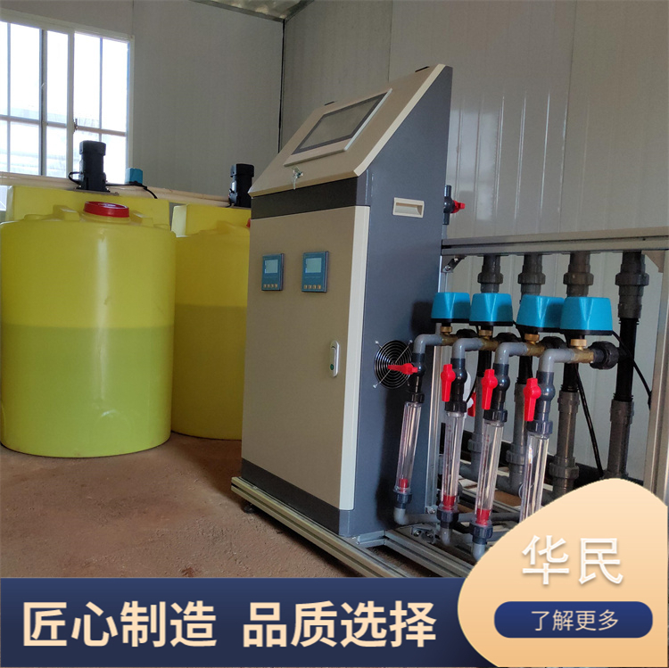 Water and fertilizer integrated fertilization machine with uniform atomization can guide use and facilitate cleaning