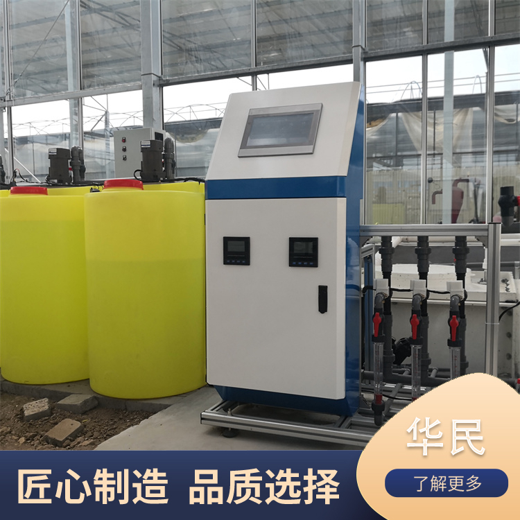 Water and fertilizer integrated fertilization machine with uniform atomization can guide use and facilitate cleaning