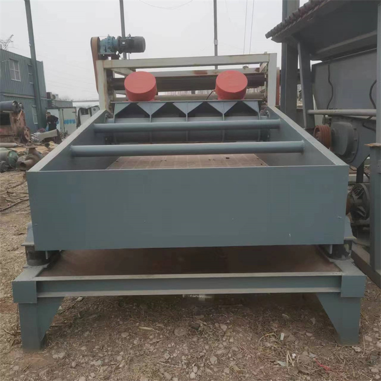 The vibrating dewatering screen has stable performance and is easy to maintain. The operation is simple and bulky