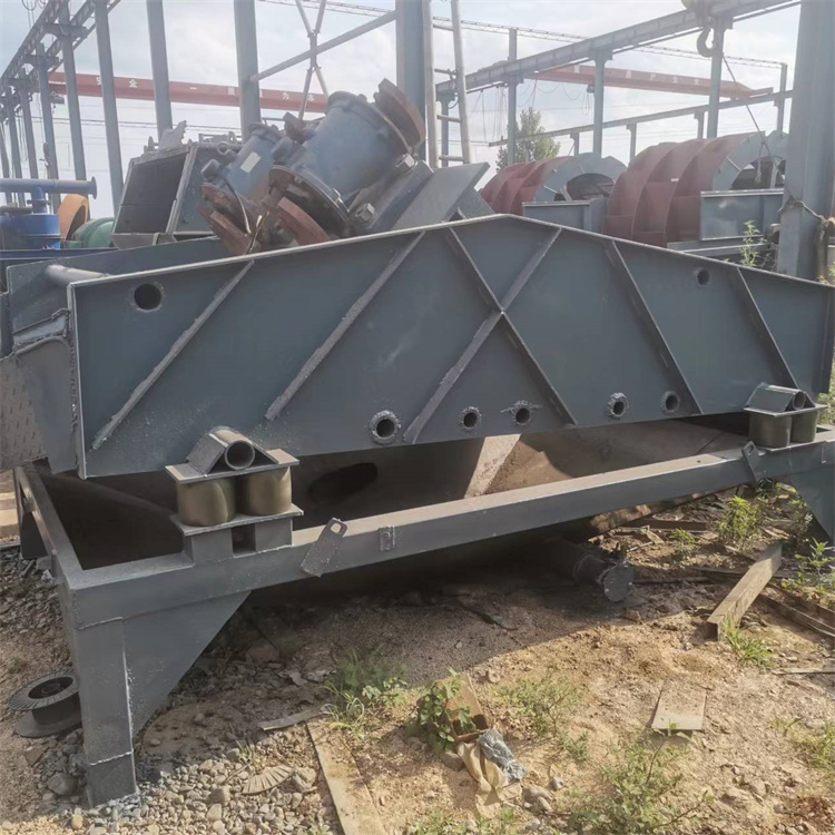 The vibrating dewatering screen has stable performance and is easy to maintain. The operation is simple and bulky