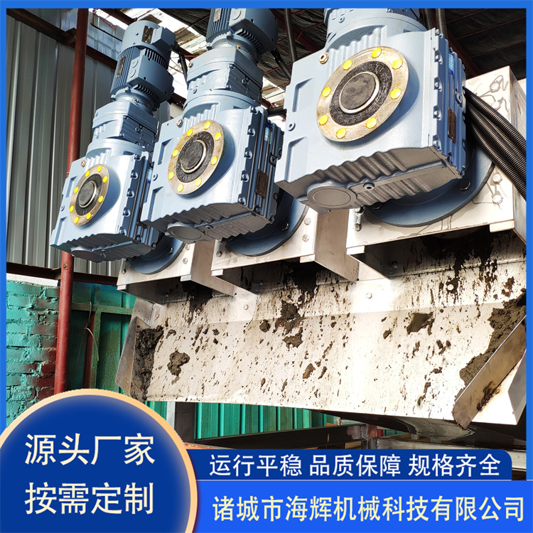 Stacking screw type sludge dewatering machine, slaughterhouse sewage treatment machine, and fecal water stacking screw machine for breeding farms