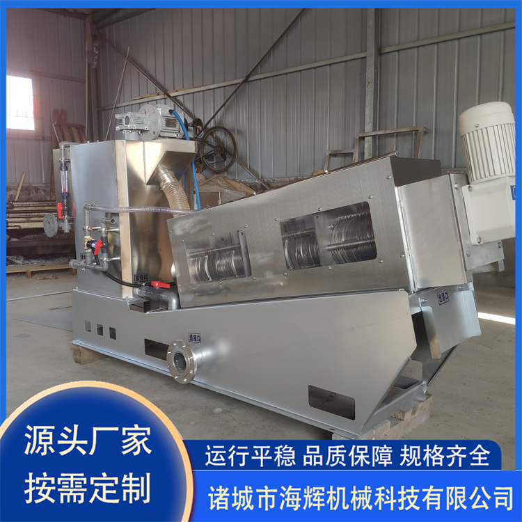 Stacking screw type sludge dewatering machine, slaughterhouse sewage treatment machine, and fecal water stacking screw machine for breeding farms