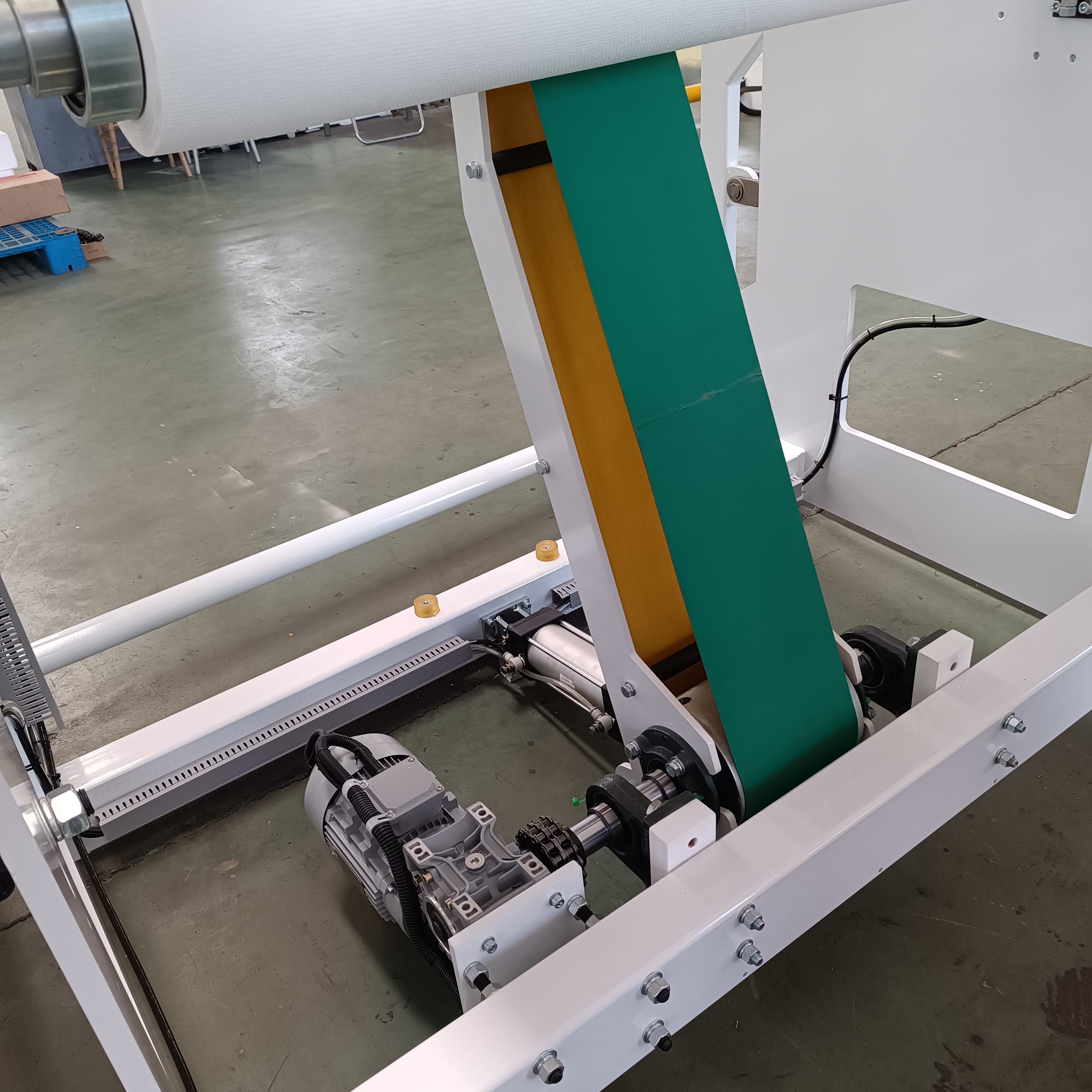 Fully automatic cotton soft tissue equipment is equipped as needed with a roll type face wash machine. The overall appearance is clean and tidy