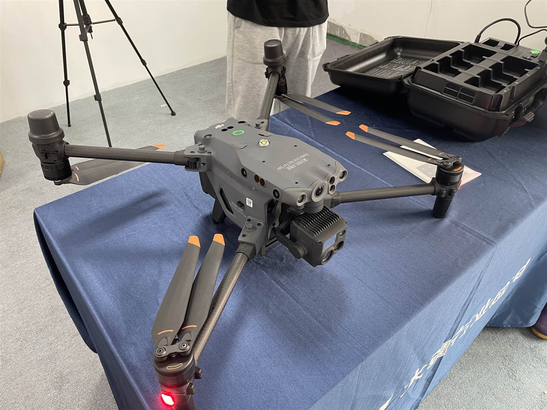 DJI旗舰无人机经纬M30搭载16倍光学变焦相机
