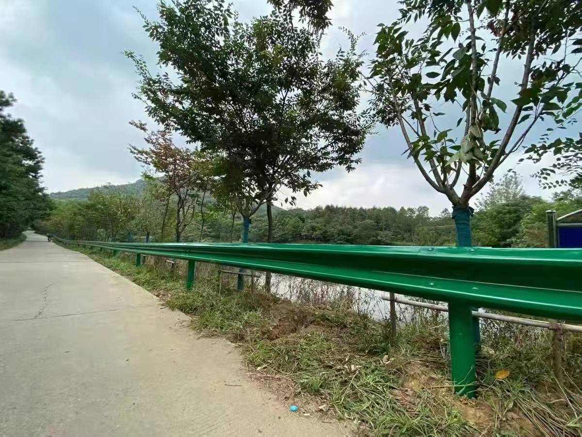 Double wave galvanized spray plastic railing, rural road waveform guardrail board, highway collision prevention