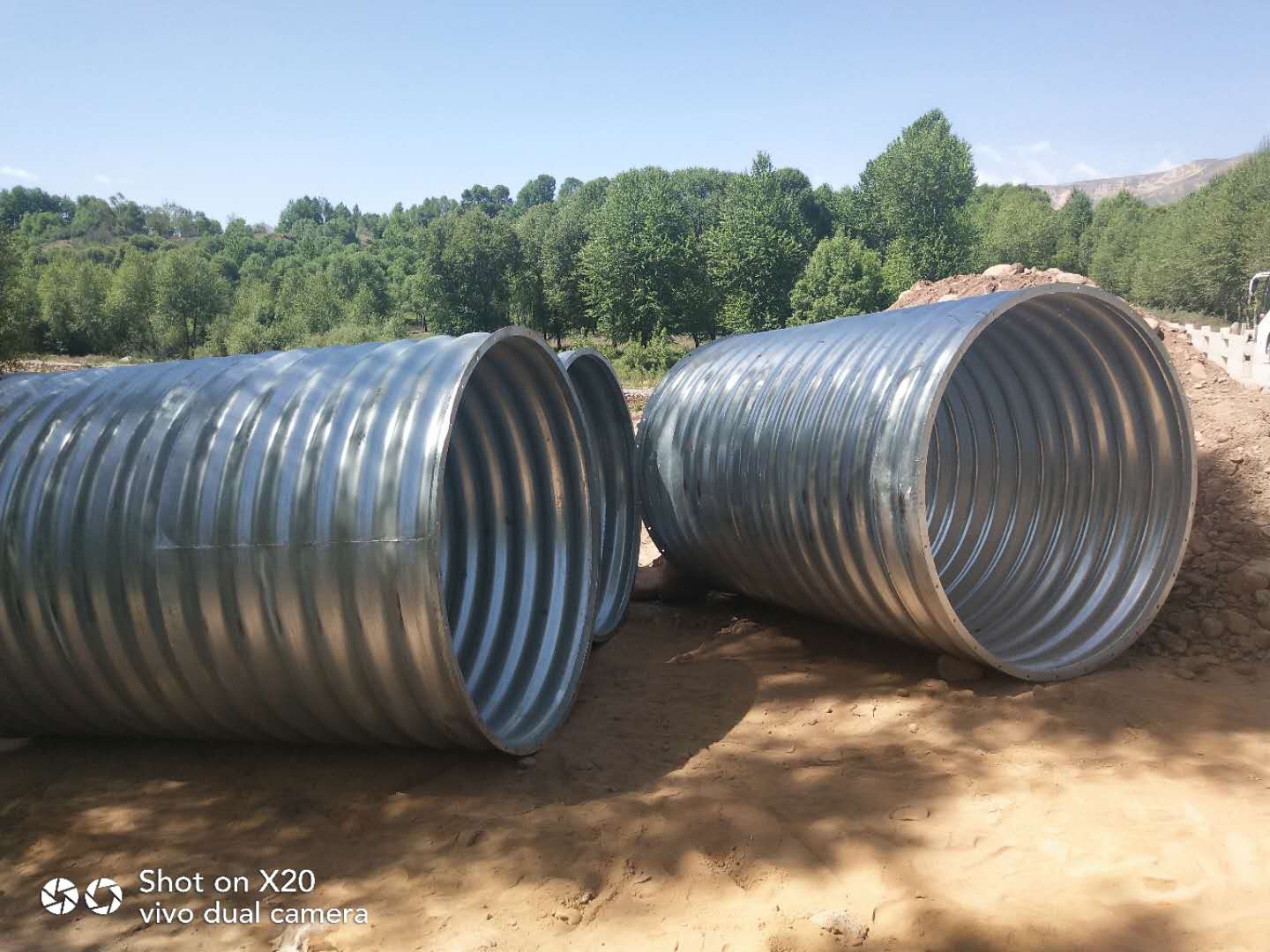 Large diameter spiral integral assembly corrugated culvert pipes are corrosion-resistant, durable, and easy to install