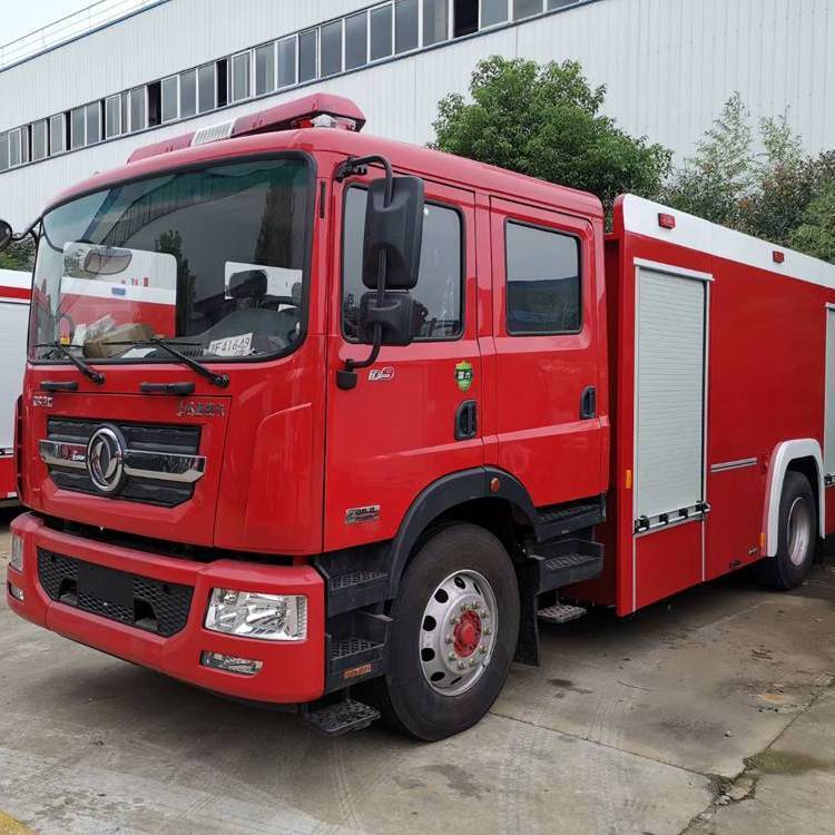 重汽豪沃8吨泡沫消防车 应急救火车 城镇水罐救援车 射程远范围广
