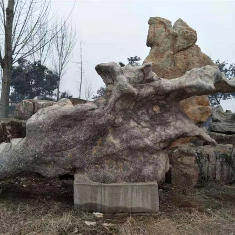 Qingpeng has sufficient supply of goods for large-scale fish pond landscaping. Light gray granite revetment stone project