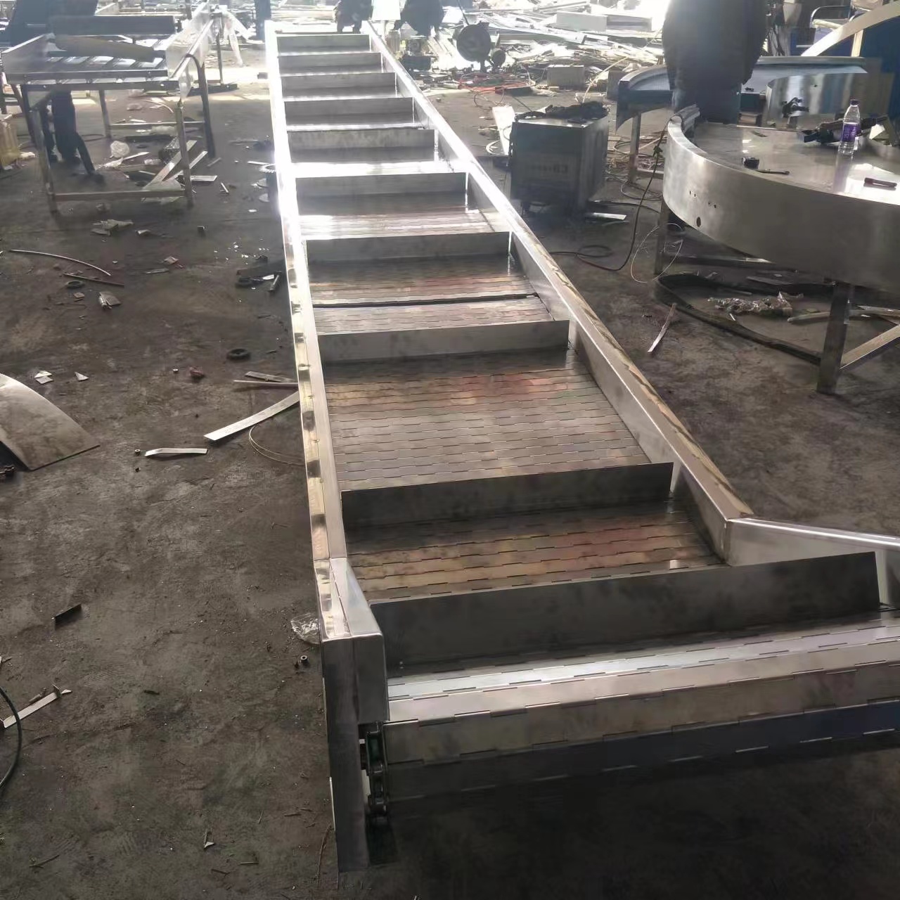 Feiyang conveyor has diverse specifications, beautiful and elegant, aging resistant and corrosion-resistant stainless steel conveying equipment