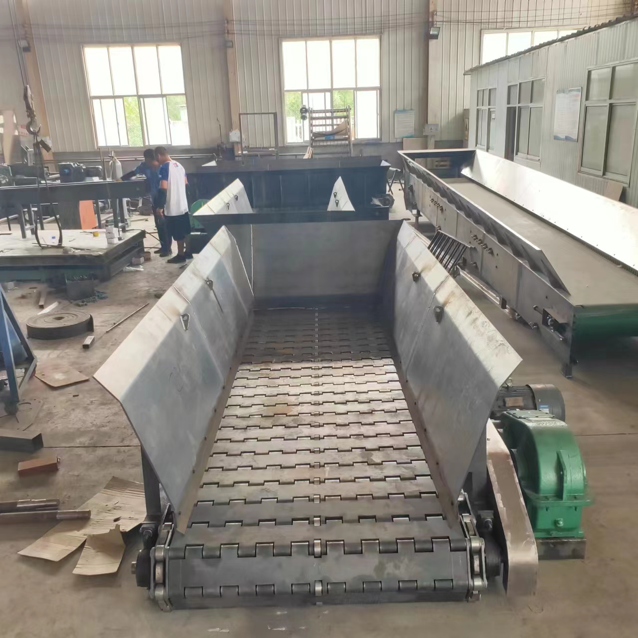 Feiyang conveyor has diverse specifications, beautiful and elegant, aging resistant and corrosion-resistant stainless steel conveying equipment