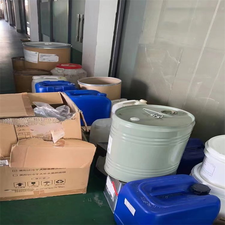 高价回收日化原料 DMF 炭黑 蒸馏氢化牛脂基伯胺 资质齐全欢迎致电