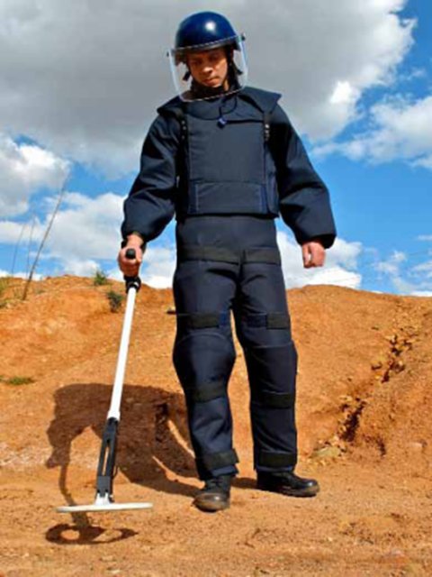 英国SE153搜爆服，用于搜寻可疑物品和排除低当量爆炸物品