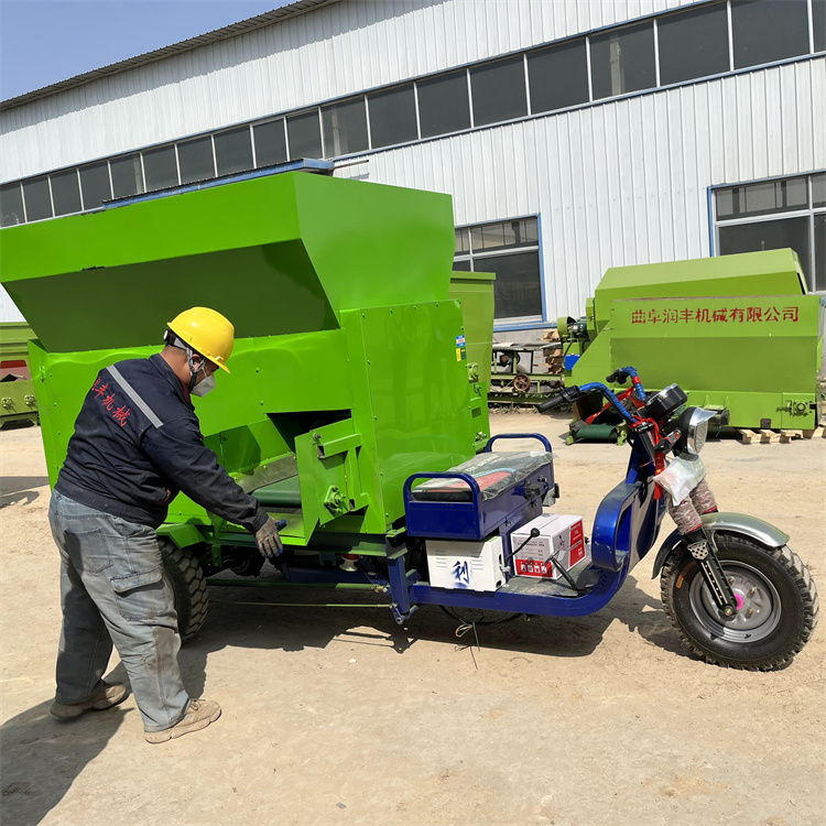 3立方柴油喂料车 肉牛填料搅撒车 全日粮撒料车