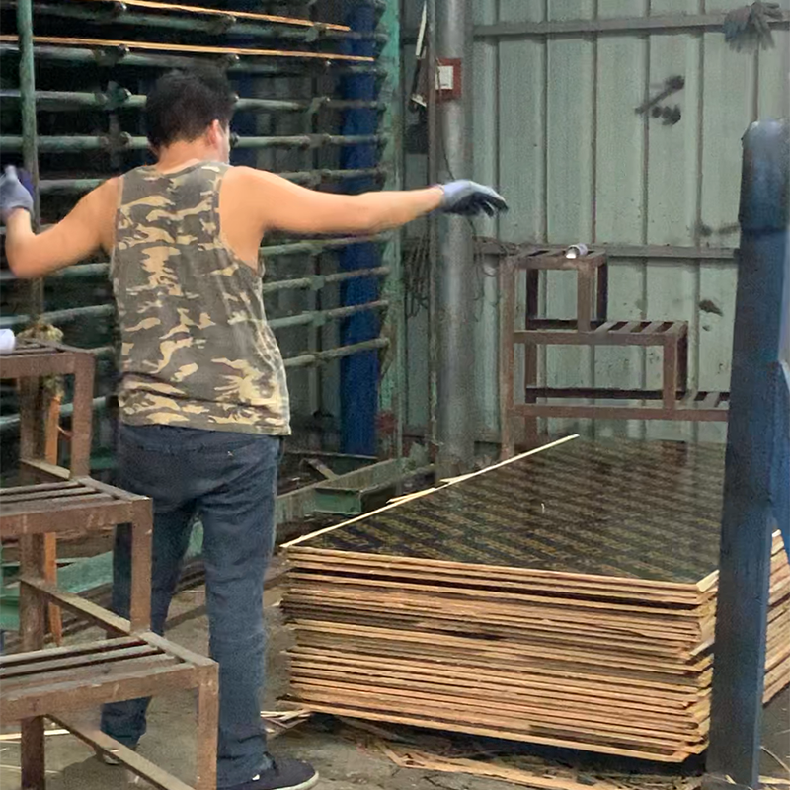 镜面胶合板红板 建筑模板木板7-11层工地怪兽木业