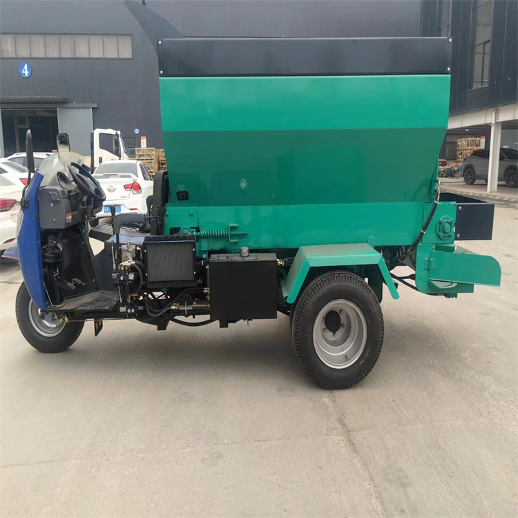 圆盘后置式撒肥车 干湿两用扬粪车 五征三轮车撒肥机