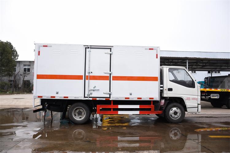 江铃顺达宽体危险品厢式车 3类易燃液体运输车130马力 包上牌