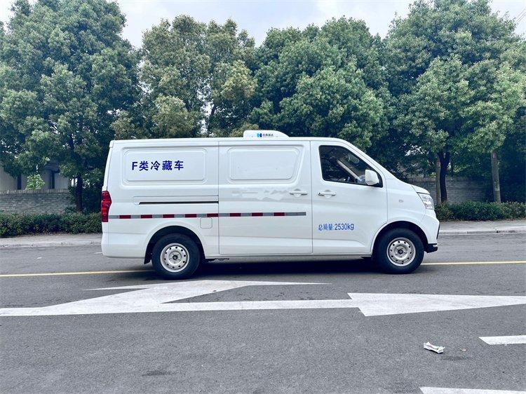 长安睿行M80面包保温型冷藏车汽油版运输火锅食材海鲜食品