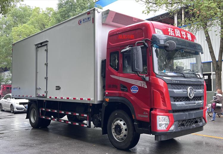 出口型东风6.8米冷藏车 核载10吨2轴冷冻保鲜绿通冷链车