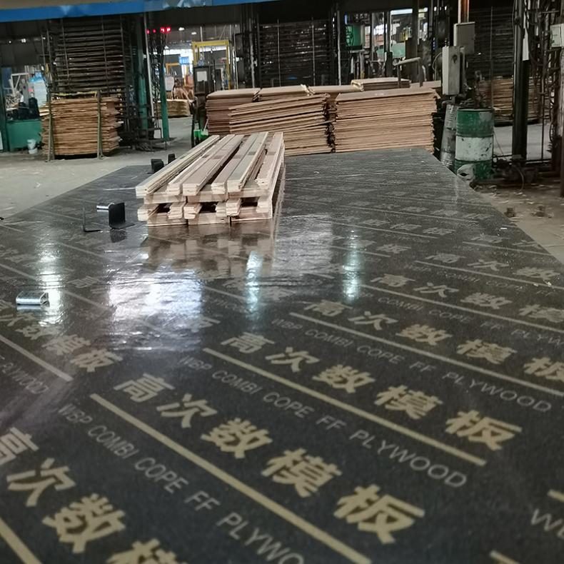 源头工厂小红板覆膜 耐腐蚀 厚度1.5cm松桉单板结合批发 1830*915mm