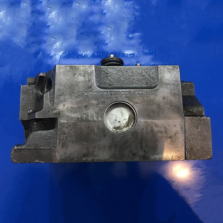 奔驰卡车发动机配件 发动机缸盖