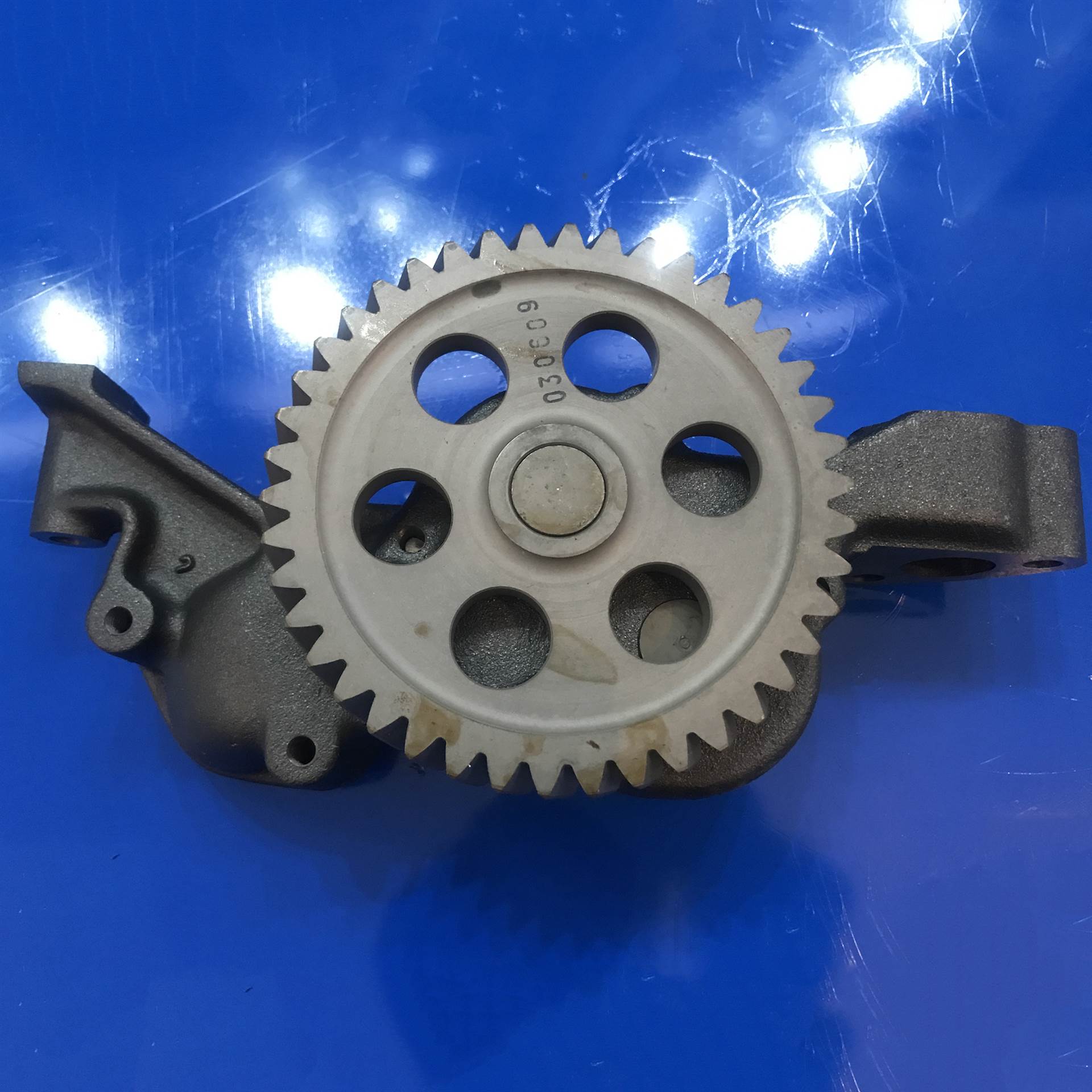 奔驰3341消防车配件 奔驰消防车机油泵A5421800401