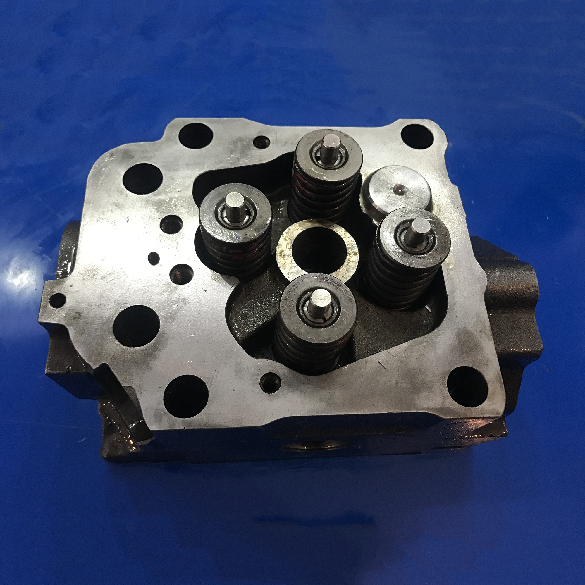 奔驰3341泵车配件 奔驰泵车发动机缸盖总成 奔驰泵车原厂配件