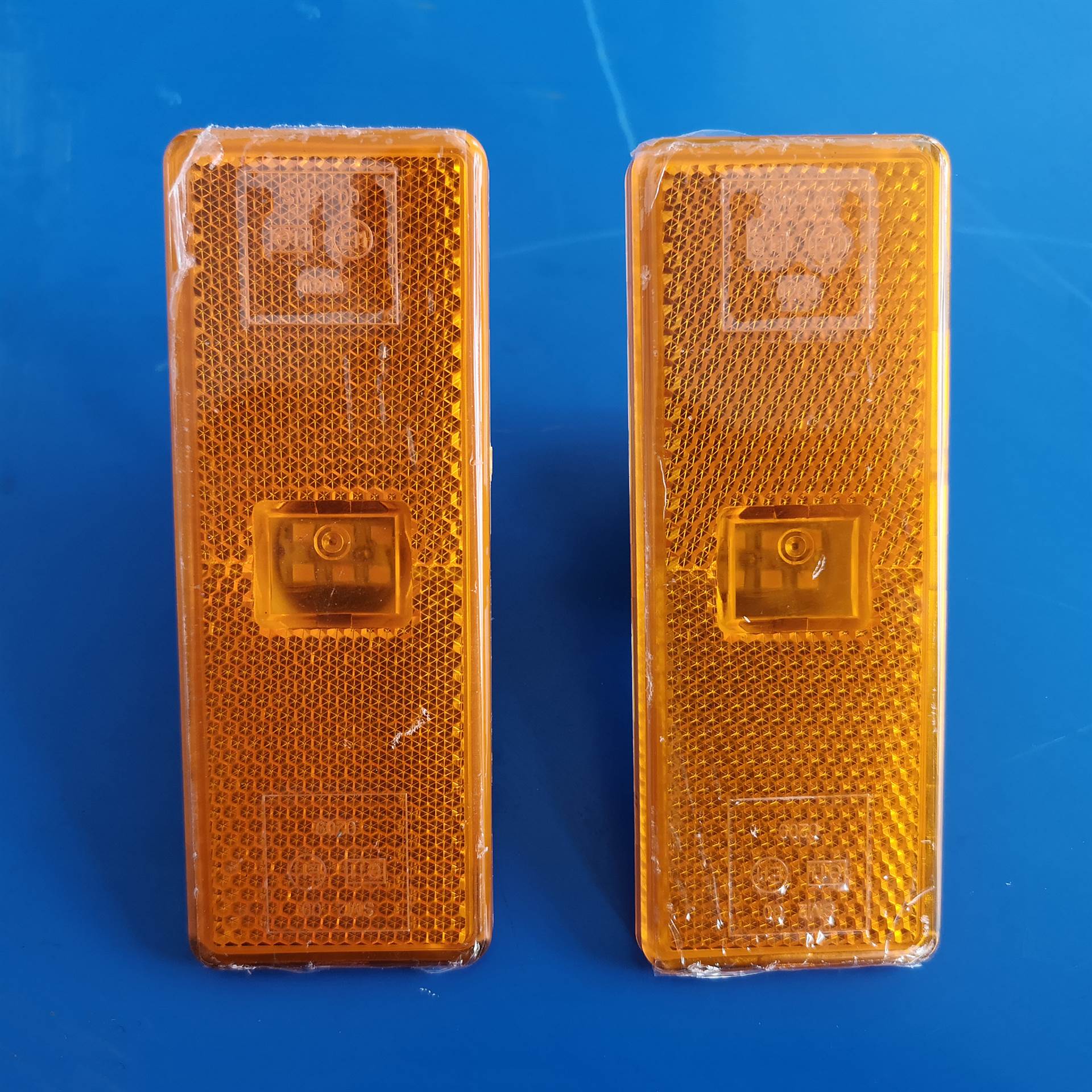 奔驰卡车底盘轮廓灯 奔驰重卡各类灯具批发 奔驰原厂配件