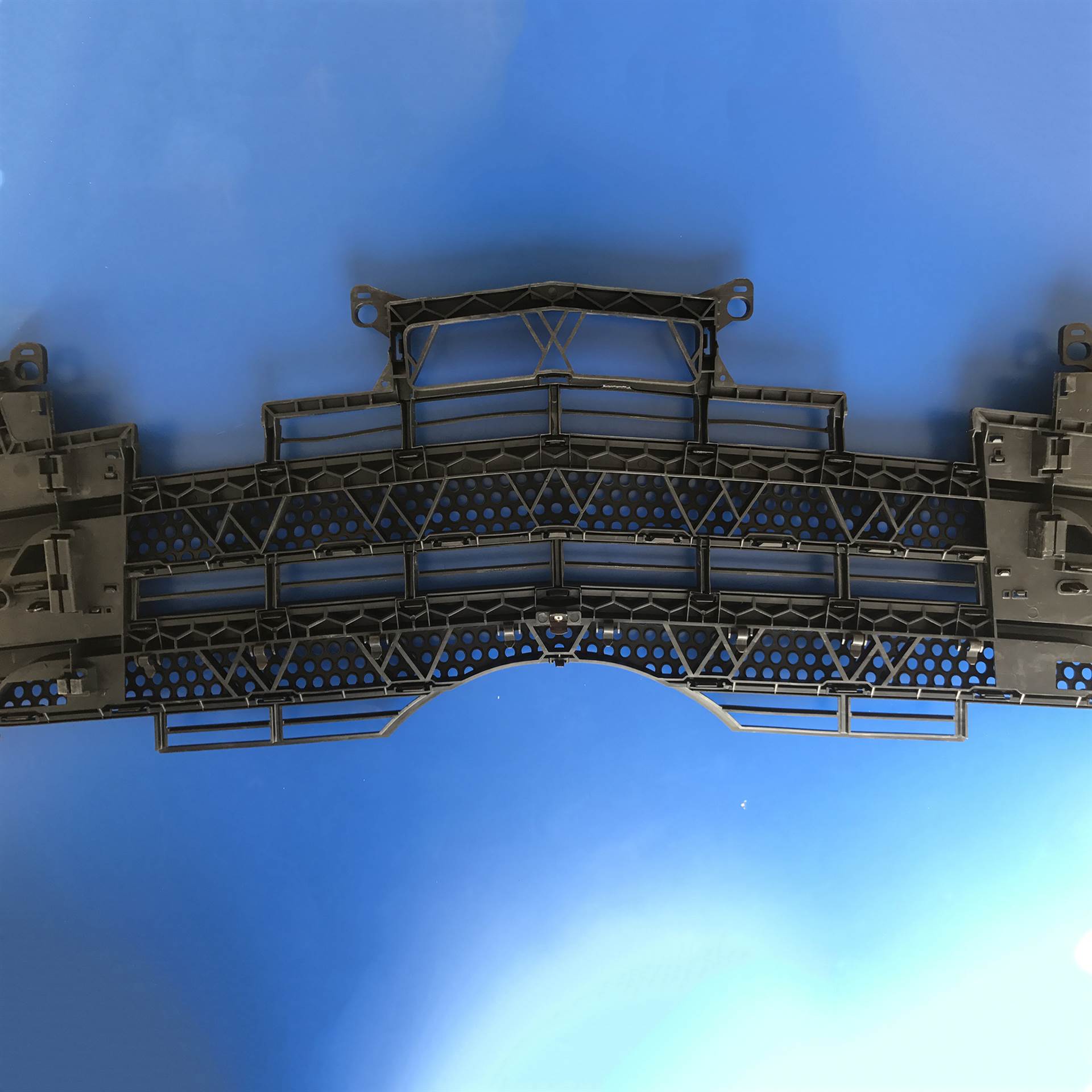 奔驰3341泵车配件 奔驰泵车MP4新款中网下护罩 奔驰泵车原厂配件