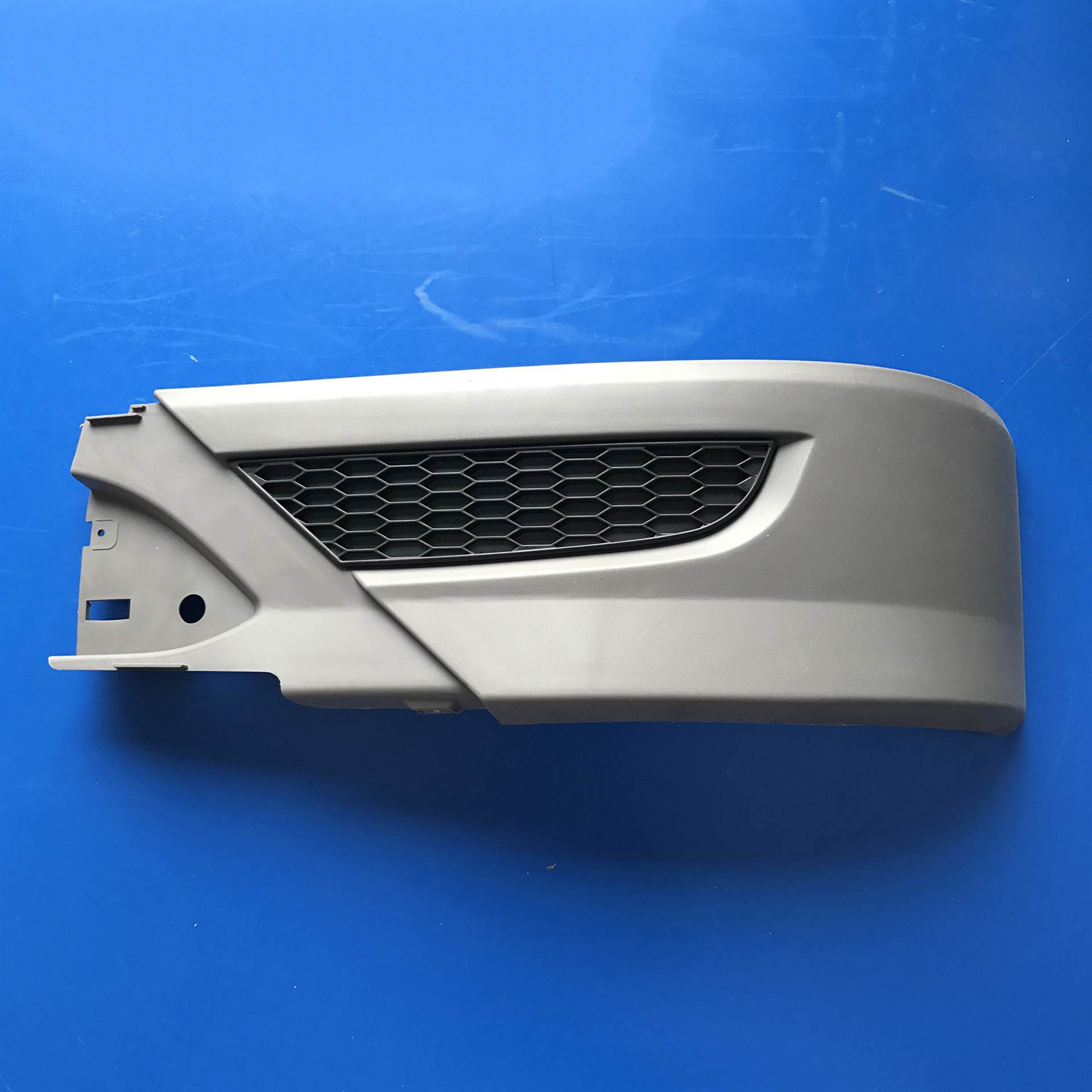 奔驰4141配件 奔驰4141泵车保险杠下装饰板左右 奔驰泵车配件