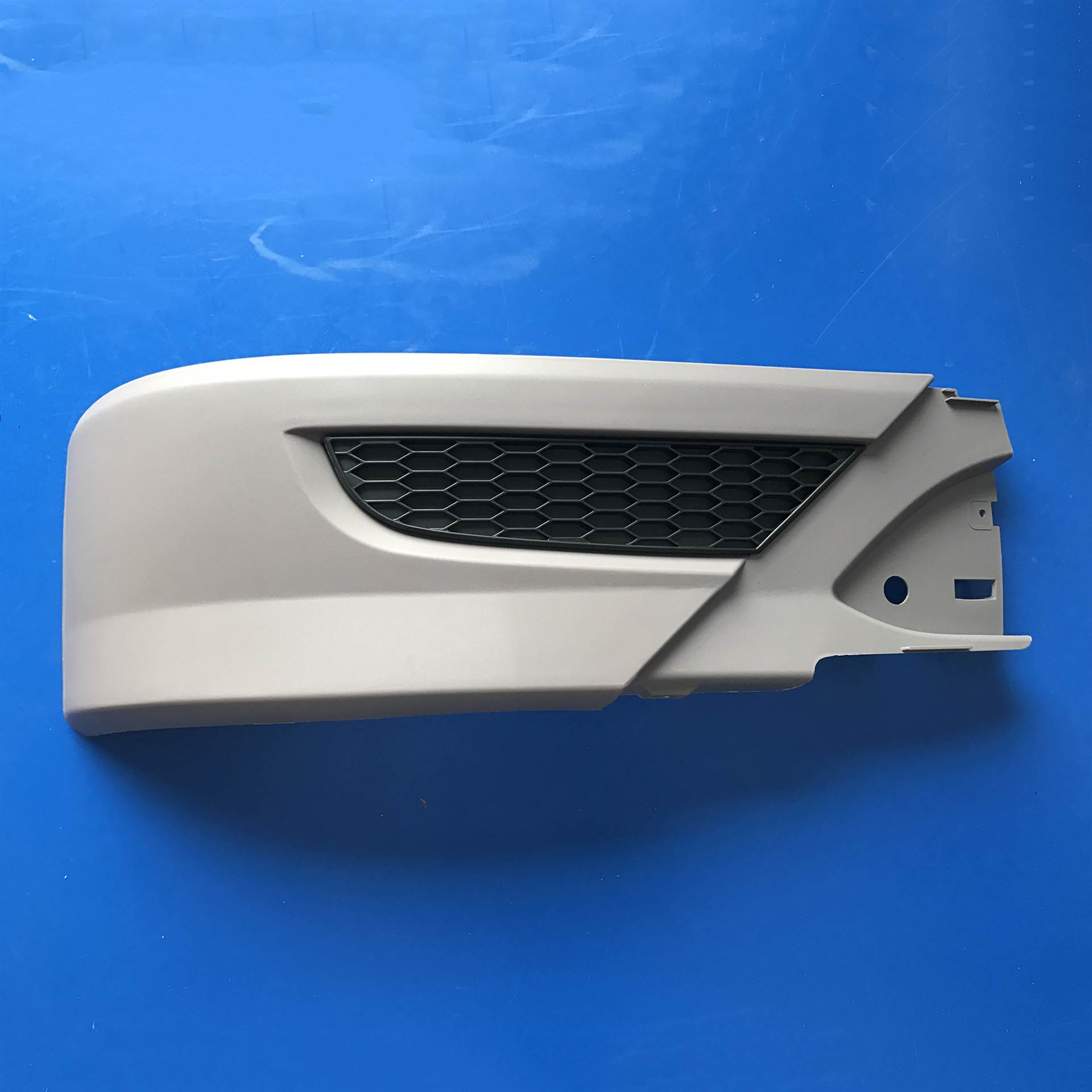 进口奔驰重卡配件 奔驰重卡保险杠下饰板 奔驰配件供应商