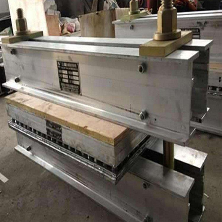 橡胶硫化机大梁的大小决定使用双头螺栓的数量