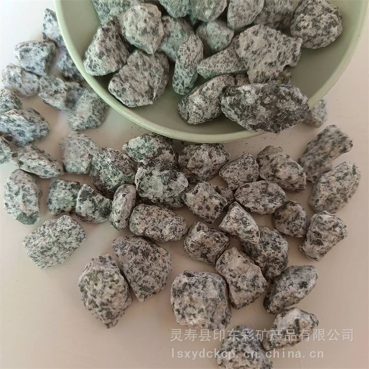 厂家供应花岗岩石子 三花 芝麻白 芝麻黑碎石用于园林景观 露营地铺石