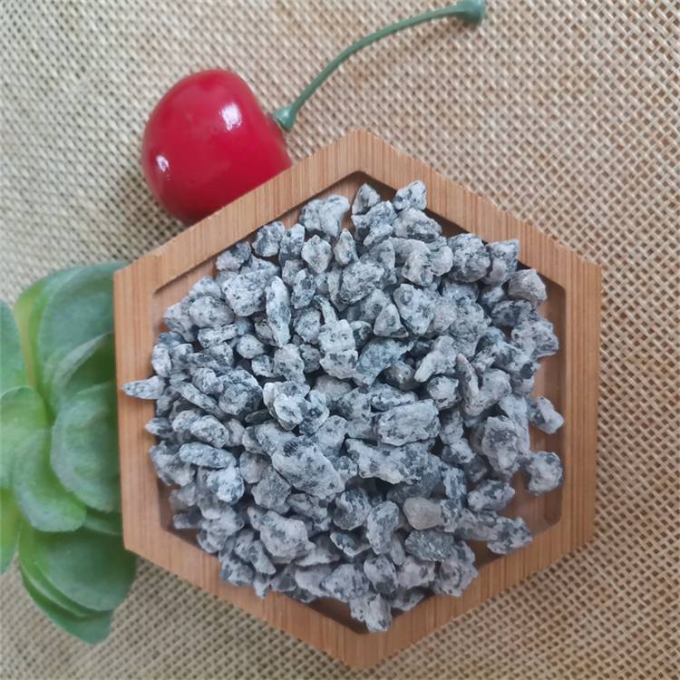厂家供应花岗岩石子 三花 芝麻白 芝麻黑碎石用于园林景观 露营地铺石