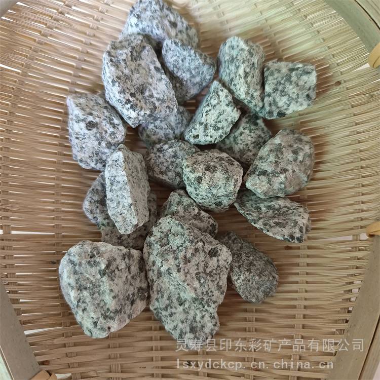 厂家供应花岗岩石子 三花 芝麻白 芝麻黑碎石用于园林景观 露营地铺石