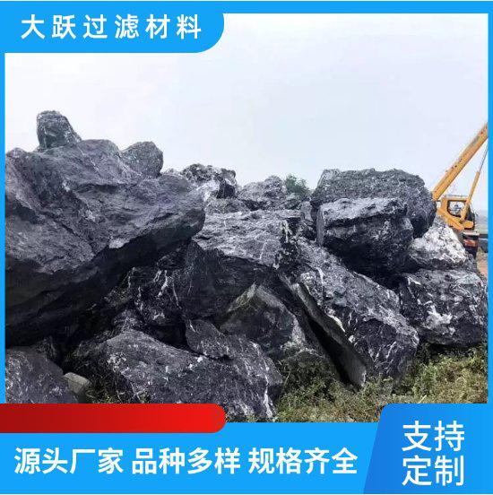 临沂大跃黑山石枯山水黑色景观石草坪点缀河滩驳岸园景石
