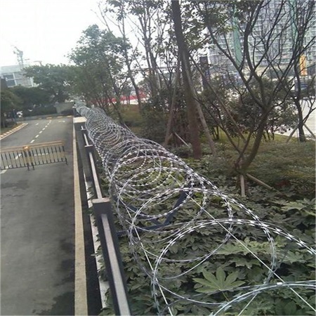 防盗刺绳加粗耐用警戒路边防攀爬铁蒺藜高锌刺丝滚笼使用年限