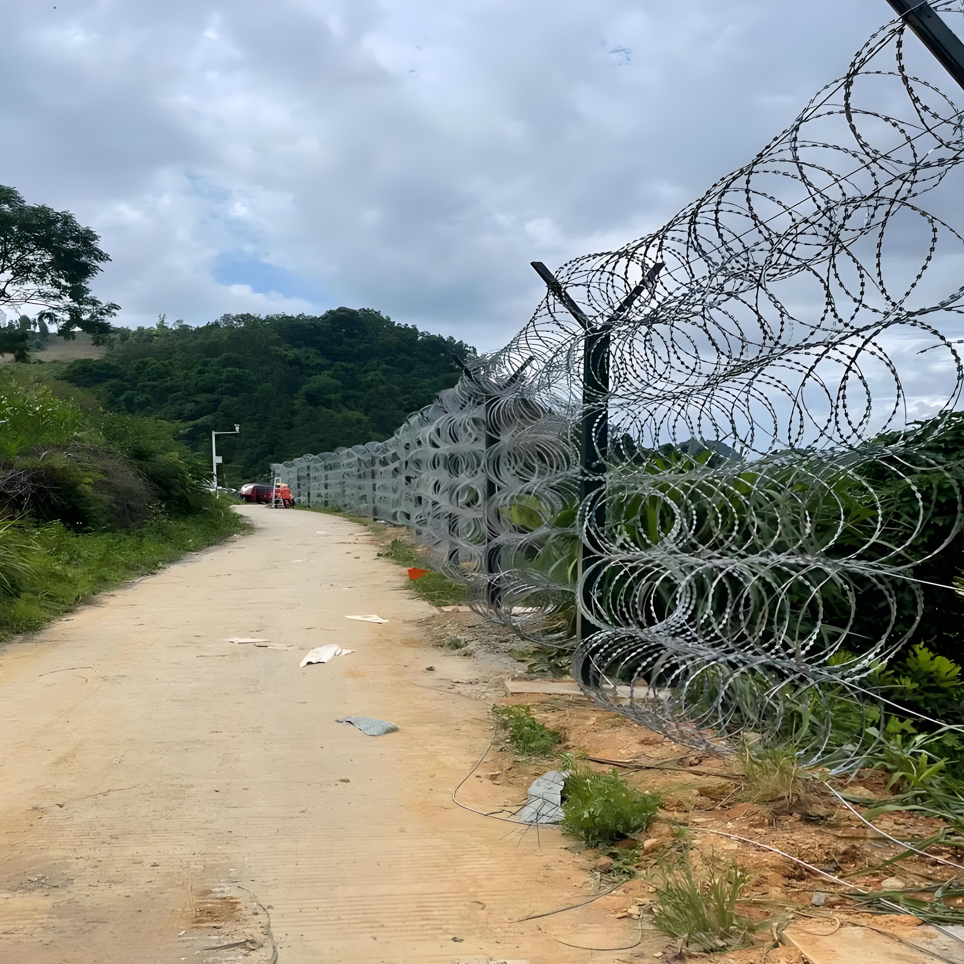 刺丝滚筒边境隔离墙防爬刺不锈钢公路镀锌刀片刺绳围墙刀刺网安装