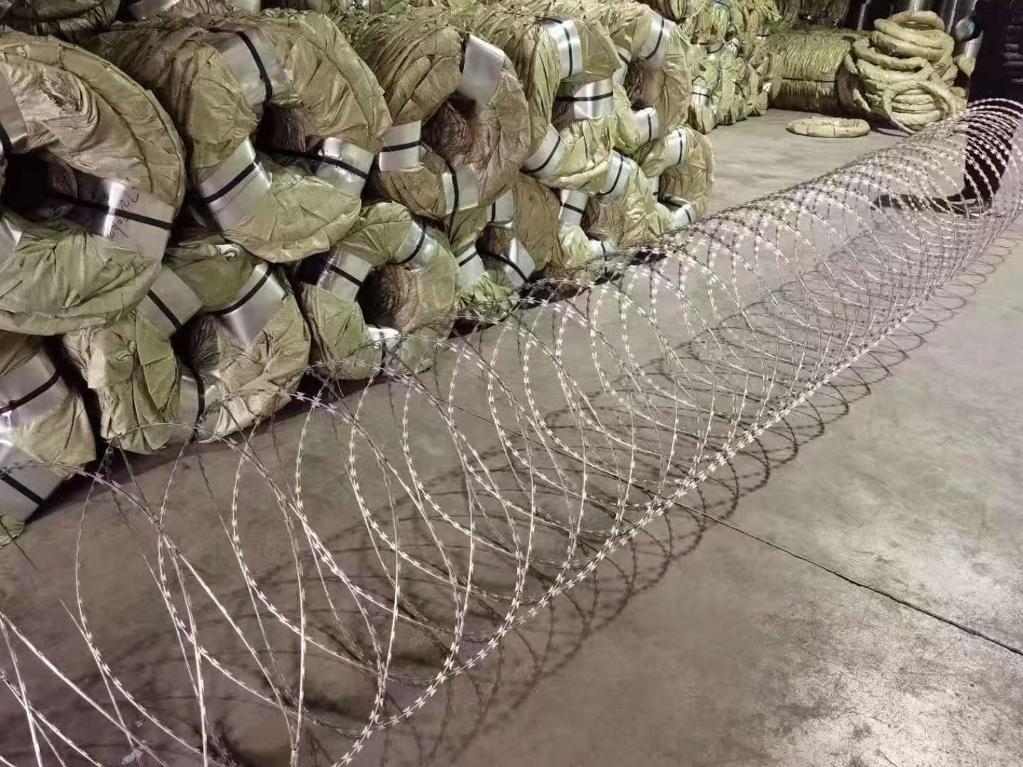 防护网带刺铁丝滚笼公路镀锌刀片刺绳围墙防爬拉力刮刀防盗网颜色