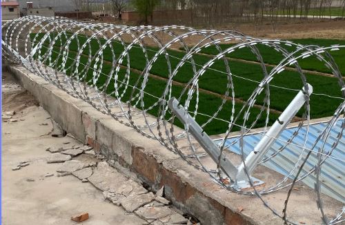 防护网带刺铁丝滚笼路边防攀爬铁蒺藜高锌刀片刺丝安装