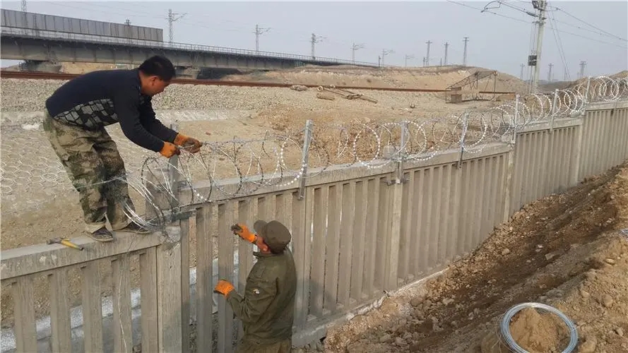 防攀爬刀刺网公路镀锌刀片刺绳围墙防爬拉力刮刀防盗网颜色