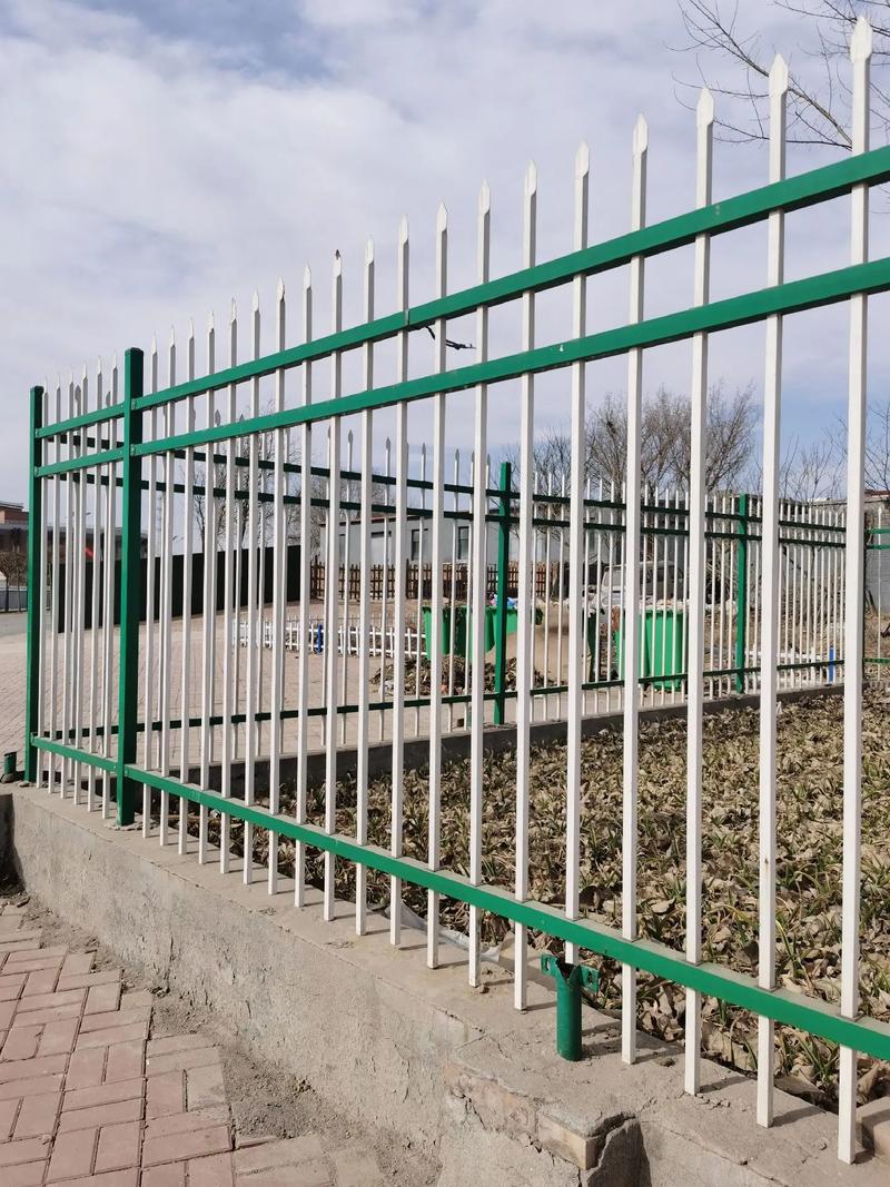 小区隔离护栏室外围墙栏杆别墅围栏喷塑锌钢防护网使用寿命长