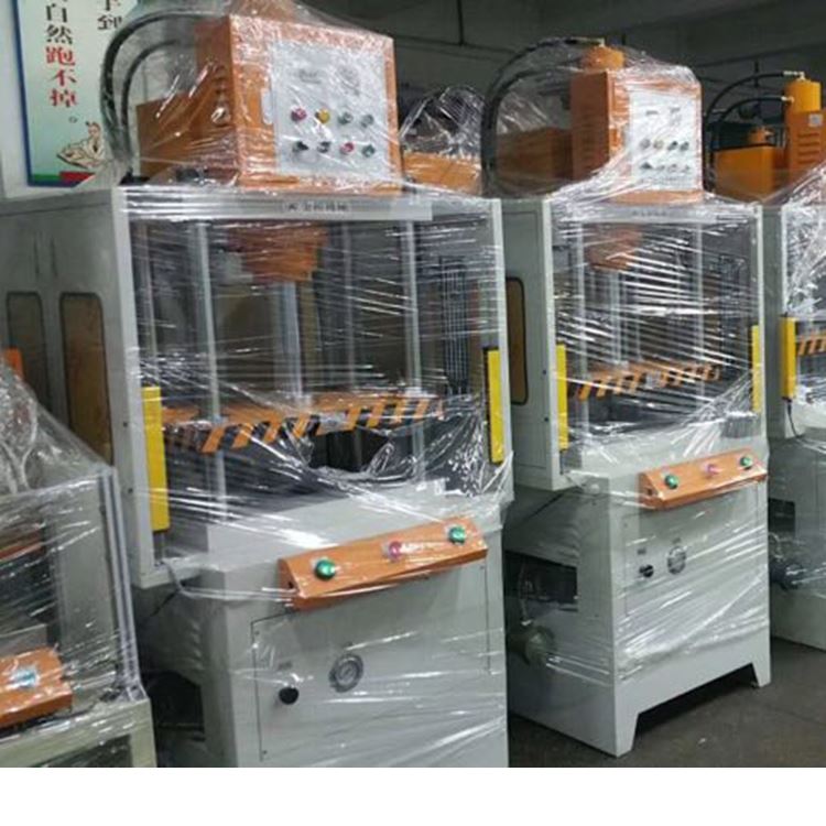  上 海 四柱液压机 友好人机界面监控 设有紧急停止和上下寸动调模按钮