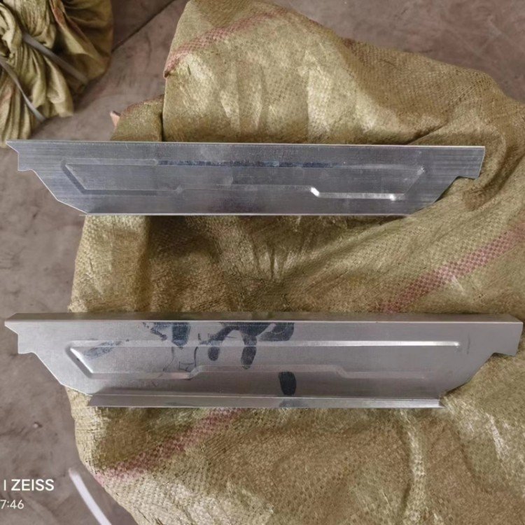 可定制470/475/760/820屋脊檐口镀锌封堵 彩钢瓦铁堵头金属挡水板