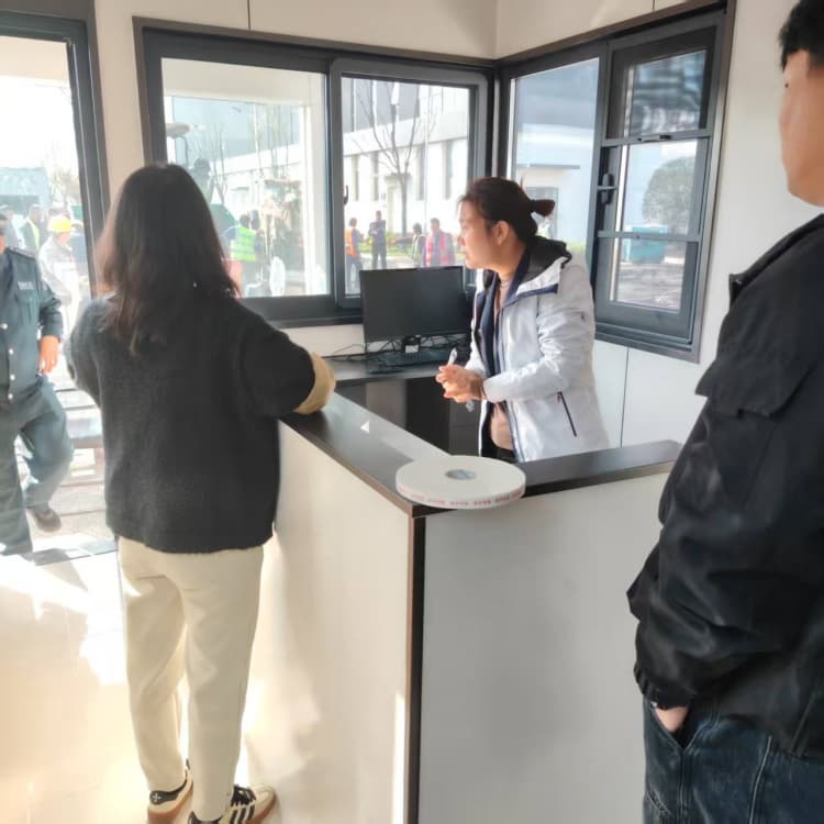 壹鑫汇收费亭成品门卫室金属雕花板岗亭批发厂家 