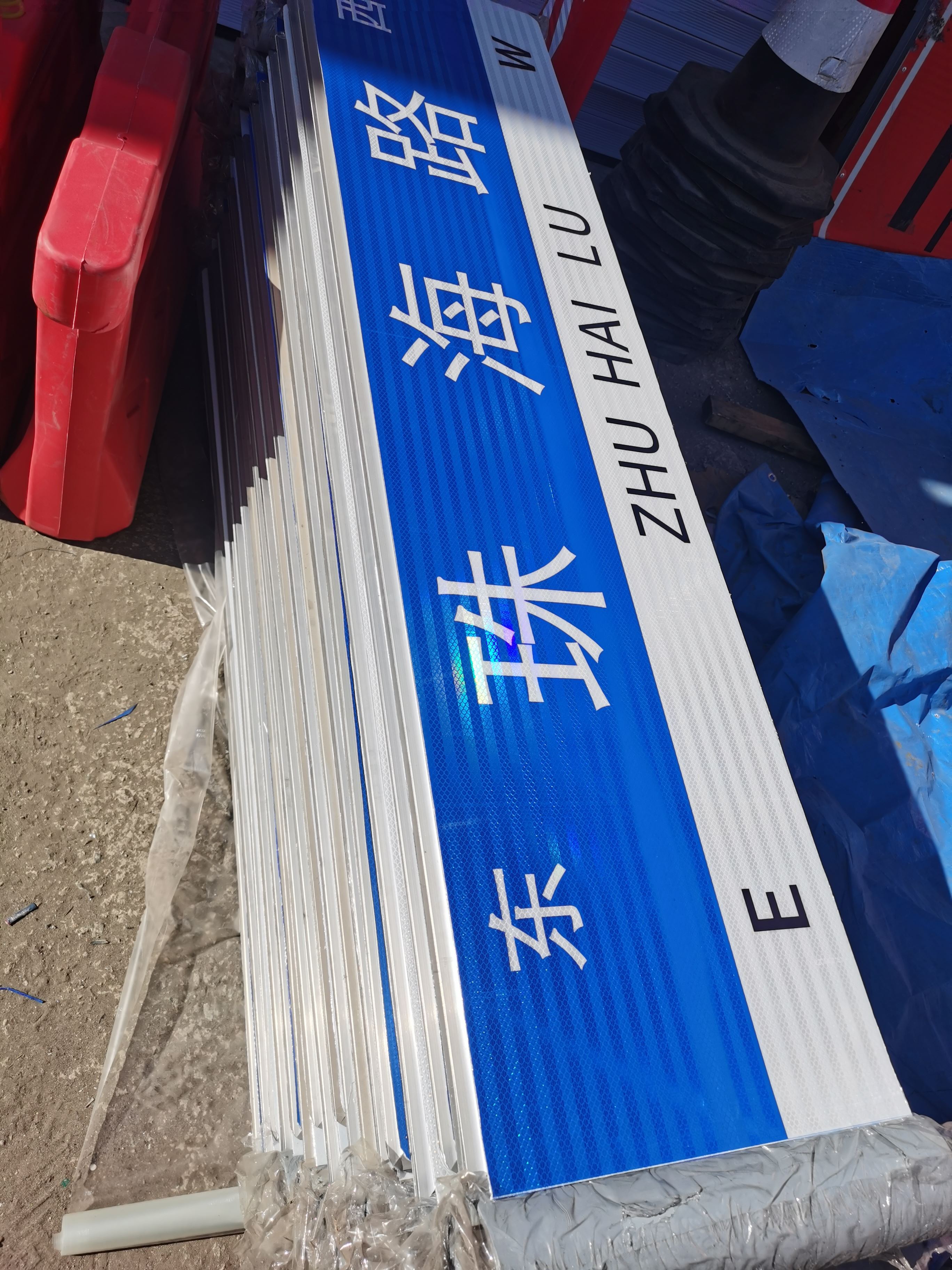 金路达 交通道路 指示标识牌 抗风等级高不易被风吹倒。
