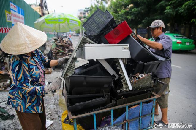 为了生病的儿子和丈夫，76岁的大姨在街头卖废旧电视机配件